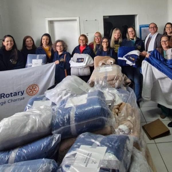 Rotary Club Bagé Charrua doa 38 cobertores ao Hospital Universitário