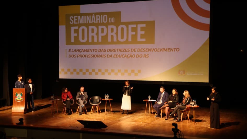 Estado lança novas diretrizes para formação de professores da rede pública