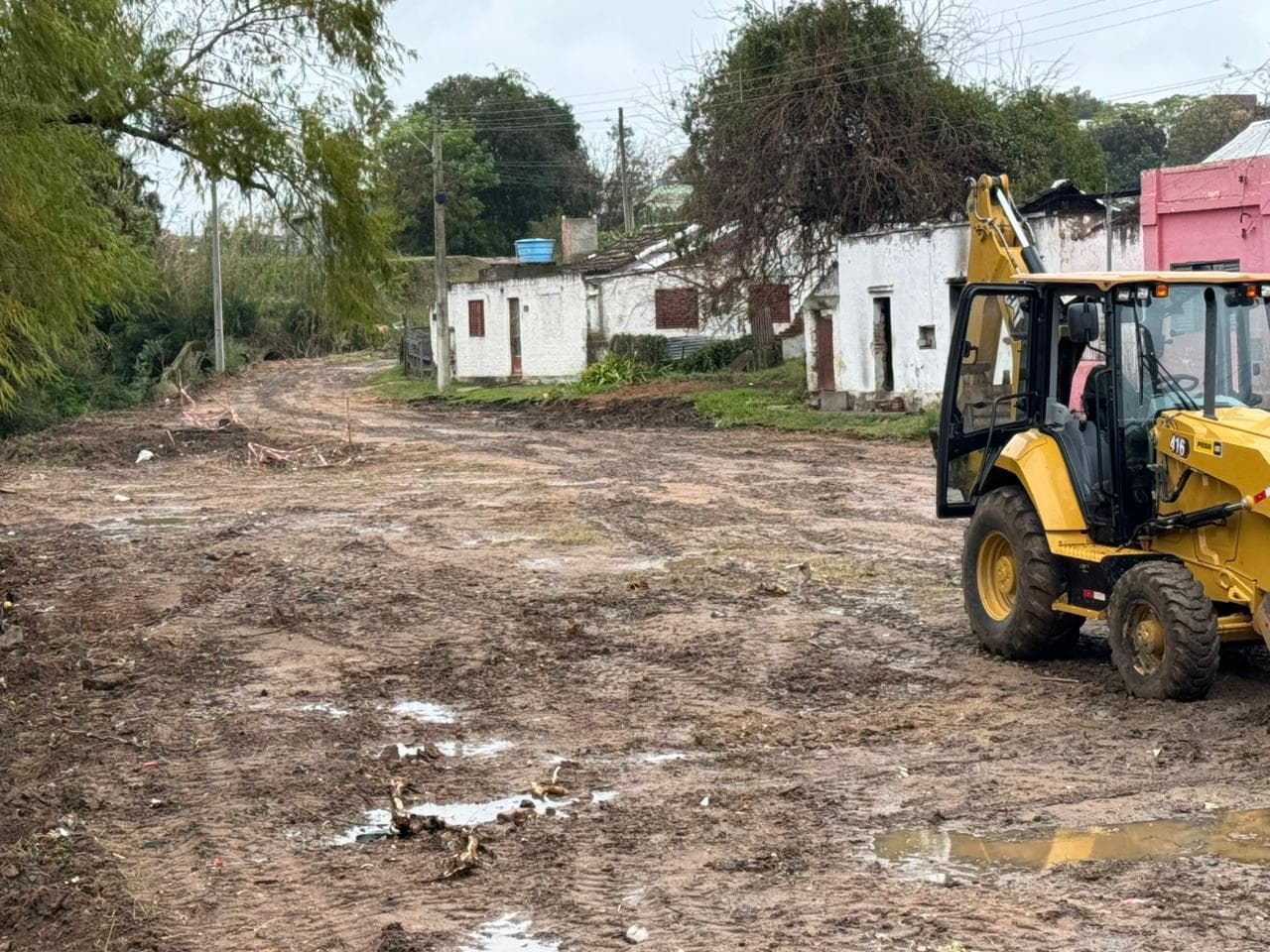 Prefeitura retoma pavimentação abandonada no bairro Dois Irmãos
