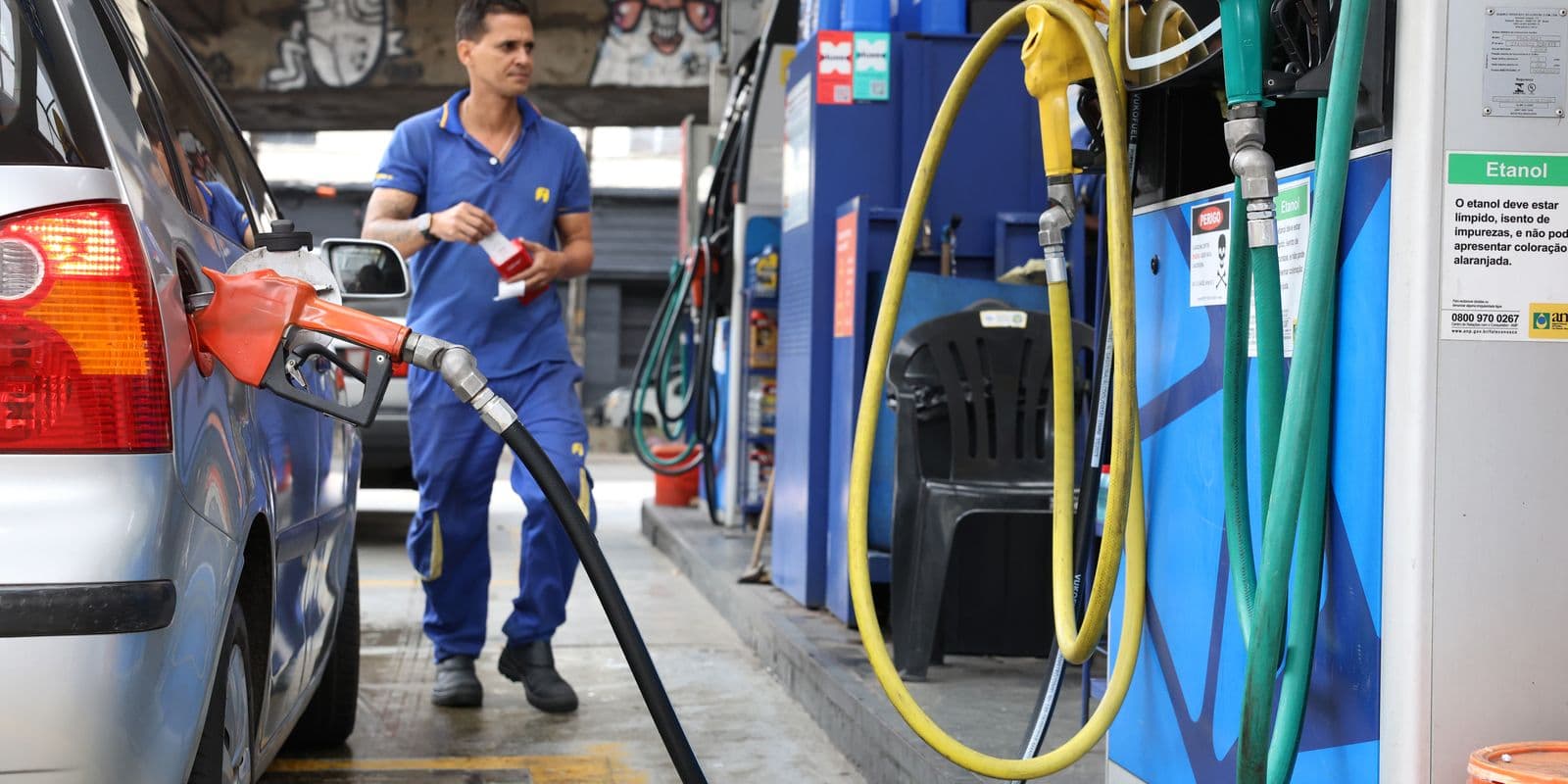Governo federal estabelece subsídio de R$ 0,44 por litro de gasolina