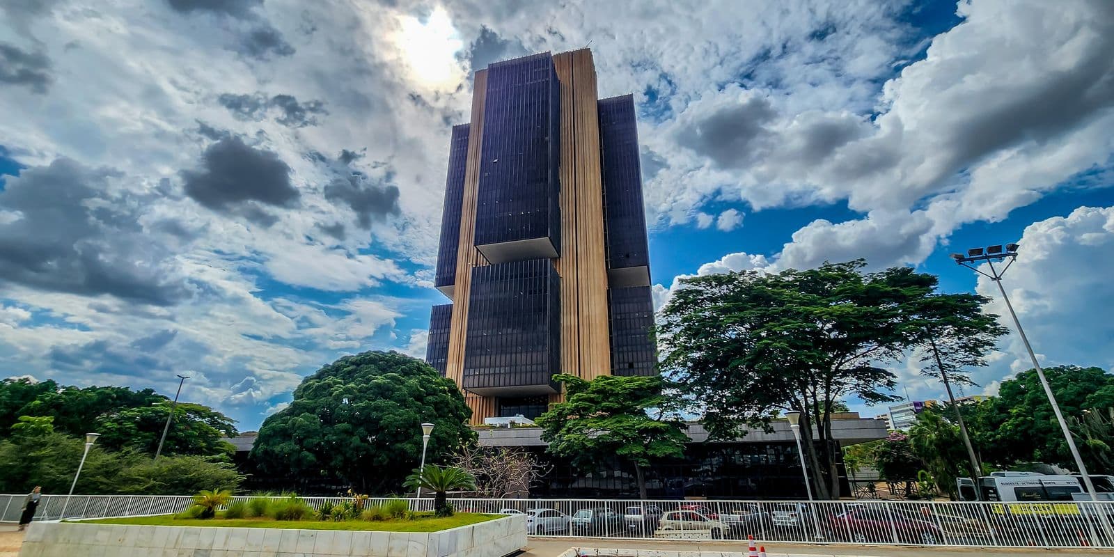 Juros da dívida pública consomem R$ 1 trilhão e pressionam orçamentos municipais