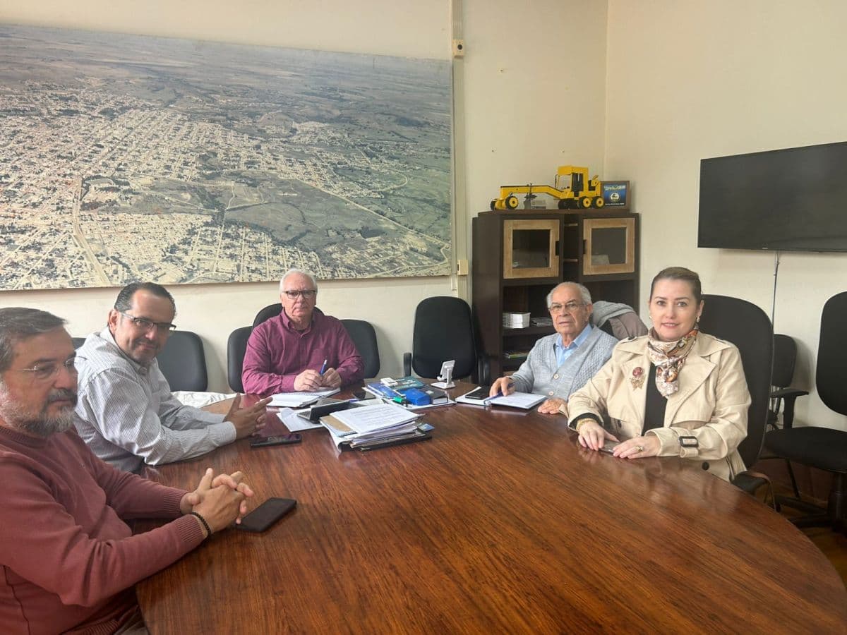 Prefeitura e entidades discutem nova estrutura para ambulantes em Bagé